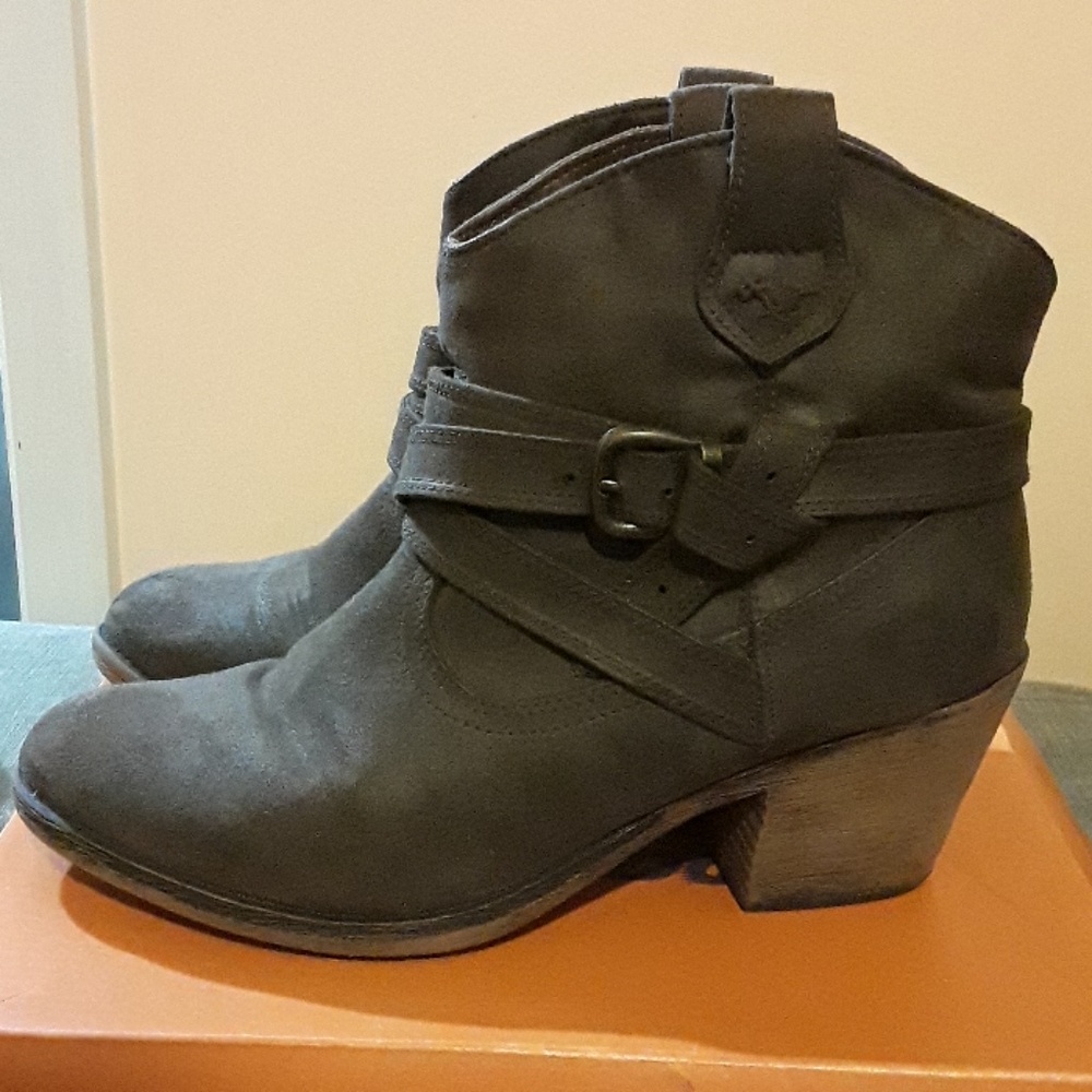 Boots - Picture 3 of 4